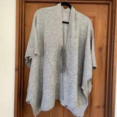 グレー ニットポンチョ フリンジピン付き