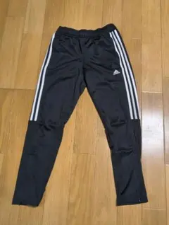 adidas 黒 スリムフィット 長ズボン 3本ライン　150　ジャージ