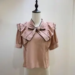 イング　未使用品　くすみ　ピンク半袖　リボンタイ　ショルダーフリル　ブラウス