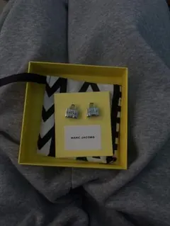 正規】Marc by Marc Jacobs ロゴ ディスク ピアス 黒x紅金 - メルカリ
