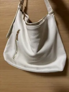 本革　ＢＥＡUＲＥ　ショルダーバッグ　ホワイト　大容量