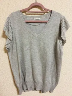 GU ジーユー　X Lサイズ　ラッフルスリーブ　Ｖネックカットソー