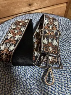 3COINS・刺繍テープスマホストラップホルダー