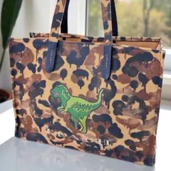 新品未使用☆コーチ　トートバッグ　ペンギン柄　恐竜、馬車　ロゴ入り　デニム 新品未使用☆コーチトートバッグペンギン柄恐竜、馬車ロゴ入りデニム