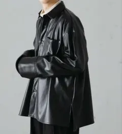 フェイクレザーシャツ