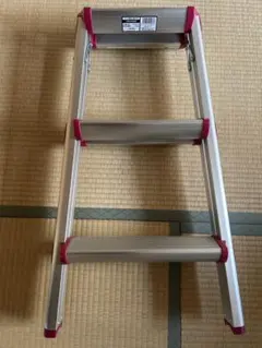 Kohnan 사다리는 거의 새 제품입니다.