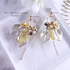 No.5821　大人グレーパール調花びらゴールドチャーム　ピアス/イヤリング