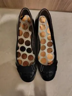 ツモリチサト リボン付き黒パンプス