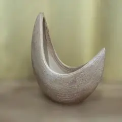 曲線的なデザインの陶器製花器