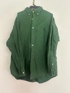 緑のボタンダウン長袖シャツ