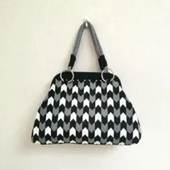 【SALE】モノトーン 矢羽模様のニット クラッチバッグ 和装バッグ がま口