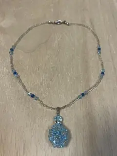 ハンドメイド　青色スワロフスキービーズのペンダントネックレス　　　ボトルの形