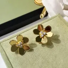海外セレブ クローバー ラージフラワー ピアス ゴールド 高級感 - メルカリ