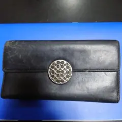 コーチ黒いレザー長財布 丸い金具付き