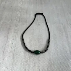 カジュアルネックレス 緑色の石付き