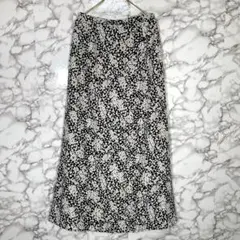アースミュージック＆エコロジー⭐️【F】小花柄総柄ロングスカート　黒白