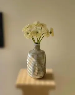 ストライプ模様のベージュ陶器花瓶