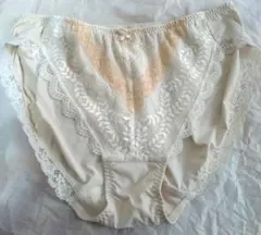 トリンプ　クリーム色 レース装飾 レギュラーショーツL