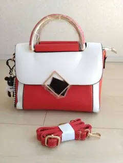 赤と白のハンドバッグ ショルダーストラップ付き