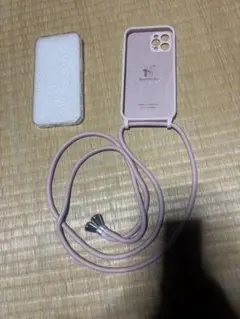 ストラップ付きピンクiPhone12Pro、16ケース