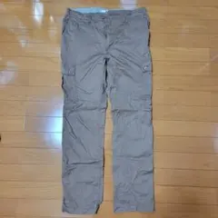 ベージュ カーゴパンツ