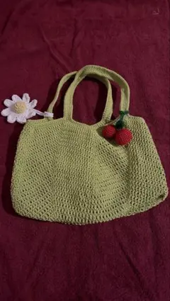 ライトグリーンのかごバッグ