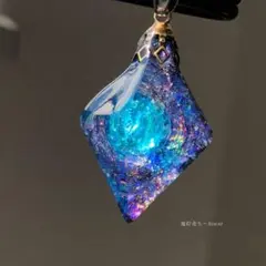パライバトルマリン色の光を集めて　蓄光ホタルガラス宇宙レジンネックレス　星屑