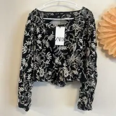 ZARA 刺繍クロップド丈　背中開きトップスのサムネイル