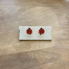 てんとう虫ピアス