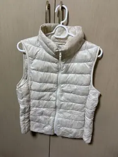 ユニクロ アイボリー ウルトラライトダウンベスト Mサイズ