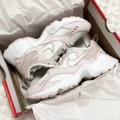 新品 ナイキエアハイツ ウィメンズシューズ スニーカー 23cm