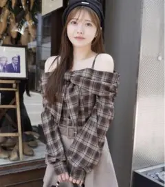 LIP SERVICE　オフショルリボンチェックシャツトップス ブラウン