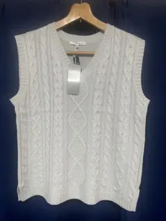 ケーブル編み ニットベスト M-L 新品未使用
