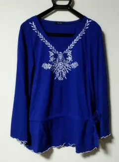 青色 刺繍入り 長袖カットソー