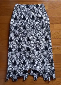 美品 tocco 花柄刺繍タイトスカート