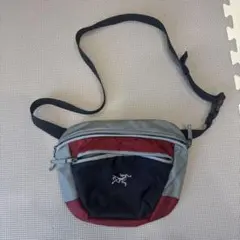 アークテリクス MAKA 2 マカ ショルダーバッグ グレー レッド ビームス