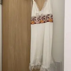 ホワイトキャミワンピース 花柄刺繍
