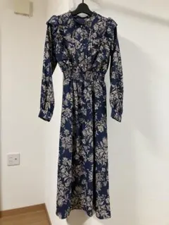 ミ*ん様 ネイビー フラワープリント フリルロングワンピース　フリーサイズ