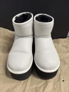 UGG厚底ブーツ22㎝ホワイトのサムネイル