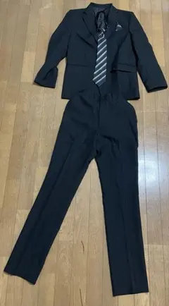 黒のフォーマルスーツ ネクタイ付き