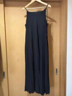 KBF プリーツキャミワンピース　ブラック　 フリーサイズ　vネック