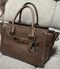 【極美品】COACH コーチ スワッガー 2WAY ハンドバッグ メタリックのサムネイル