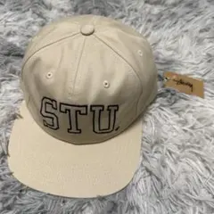 STUSSY STUロゴ ベージュキャップ - メルカリ