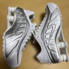 Nike Shox ホワイト/シルバー スニーカー