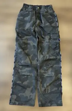 迷彩柄のカーゴパンツ 150
