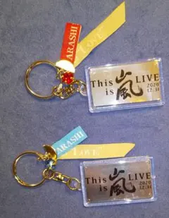 This is 嵐 銀テープ キーホルダー  リボン  赤 青