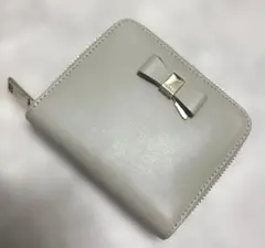 フルラ　ラウンドファスナー　二つ折り財布