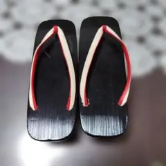 伝統的な黒赤木製下駄
