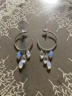 スワロフスキー　フープピアス 青色ビーズ付き