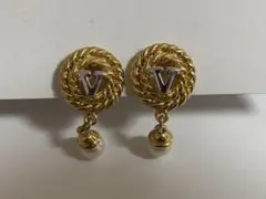 ゴールド V字ロゴ パール付き イヤリング